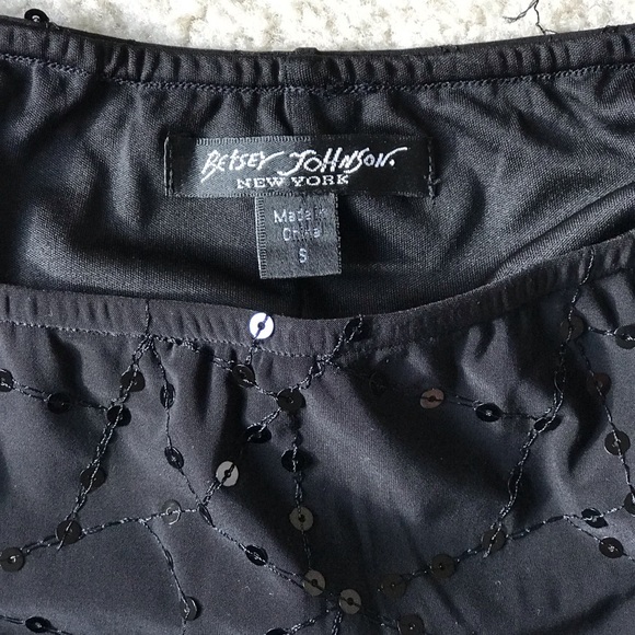 Shiny black sequence skirt with triangular pleats. - Picture 3 of 3